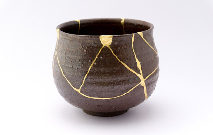 Nombre de vues : 4 732 La première fois que j’ai vu un bol réparé avec cette technique japonaise ancestrale, j’ai ressenti comme une évidence. Pour moi le KINTSUGI était le […]